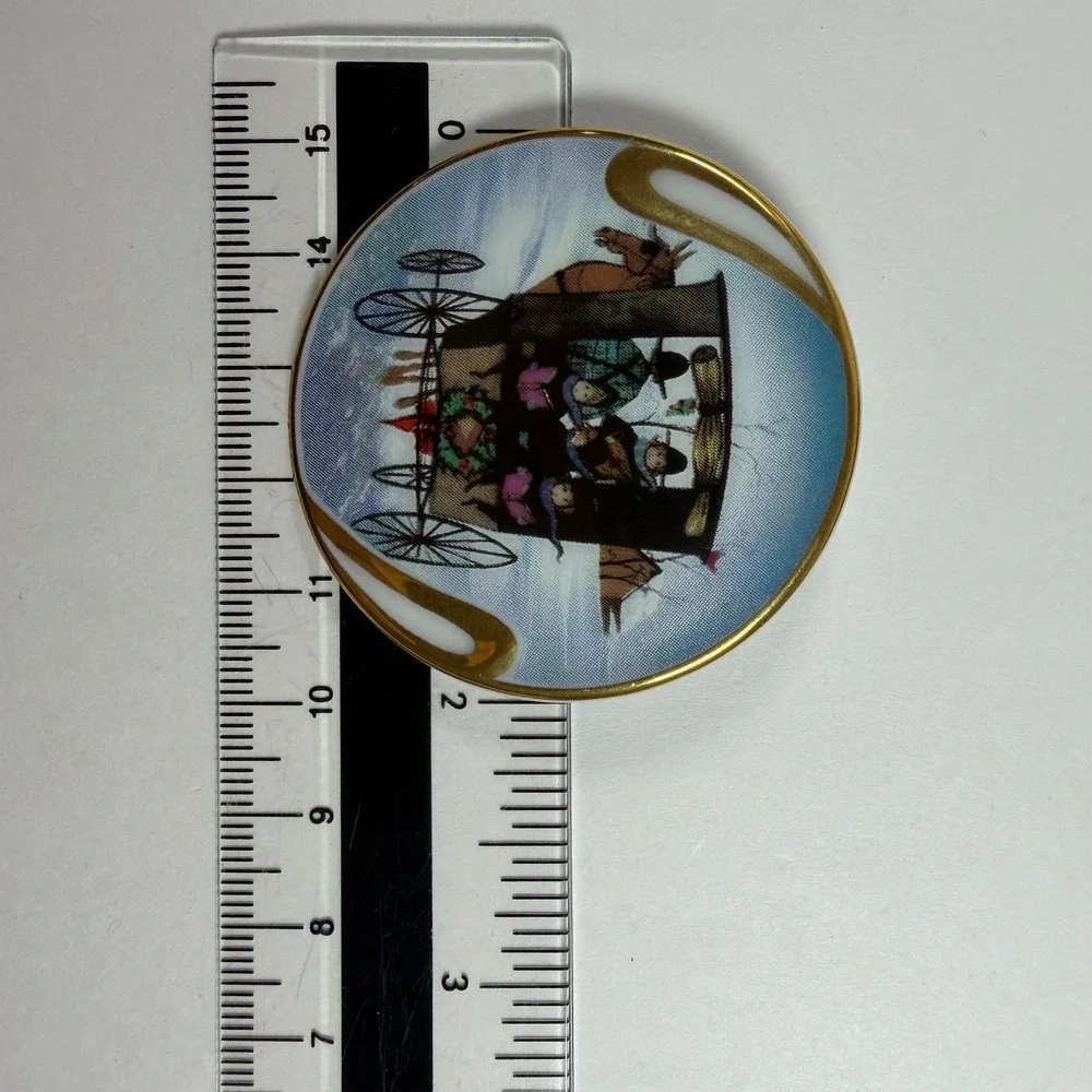 P Buckley Moss Christmas Carol Porcelain Brooch Pendant 1996‎ Anna Perenna 14168